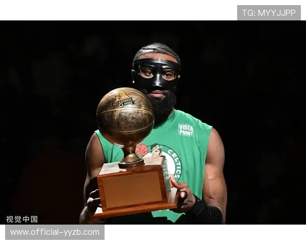 杰伦·布朗入选全明星首发，场均29.7分成绿军核心